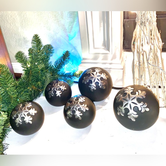 Set of 5 Ceramic Orbs Christmas Decor Balls - Picture 3 of 13